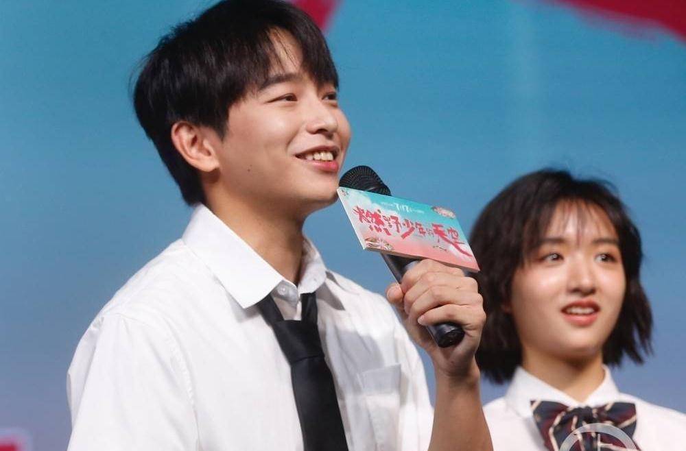 此次路演首站来到了张一白导演的家乡重庆,主演彭昱畅,许恩怡,张宥浩