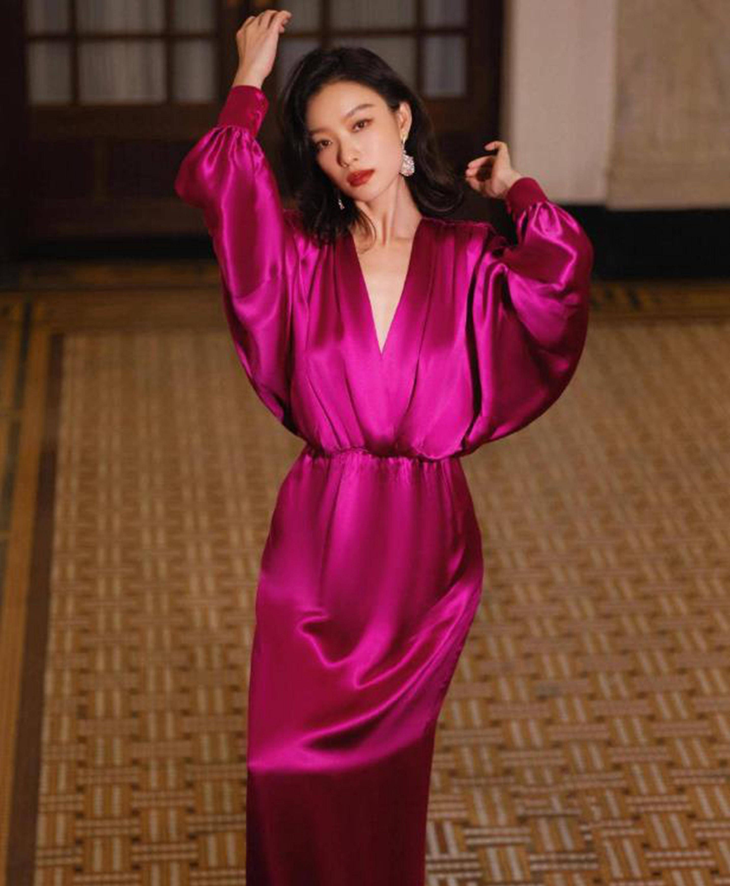 倪妮身穿深v红色连衣裙的照片,美丽又复古,明亮又闪亮,淡淡的像昨天的