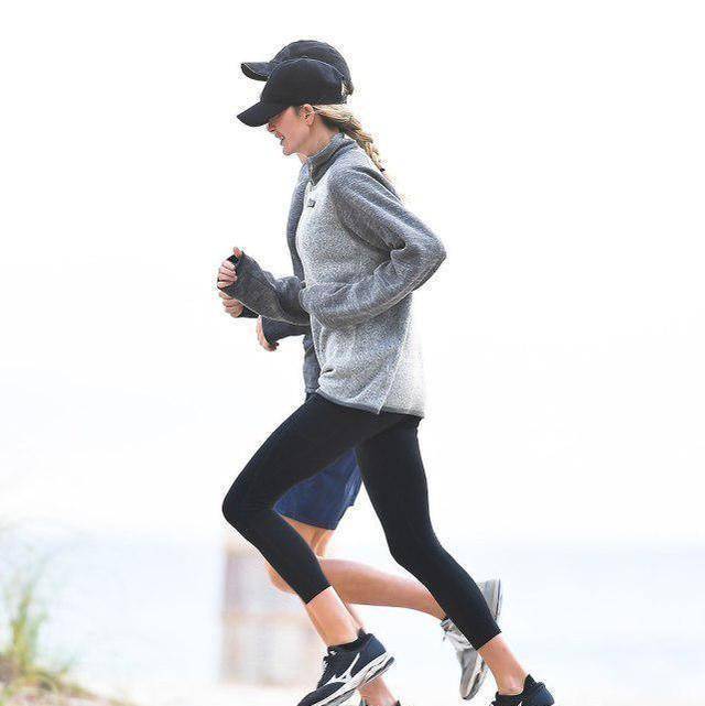 41岁伊万卡久违和丈夫晨跑,大长腿惹眼,金龟婿"抛弃"了岳父_贾里德