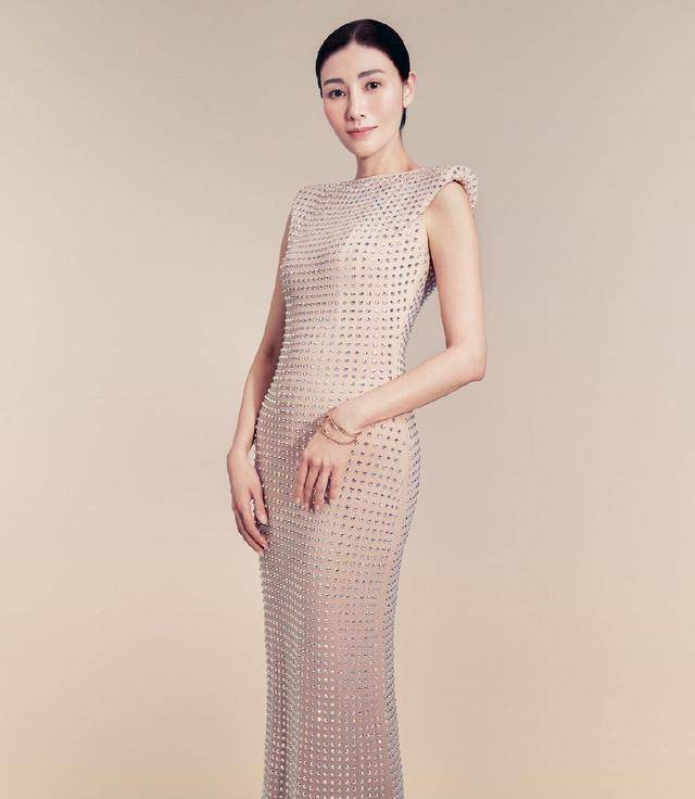 组图:李嘉欣分享束马尾造型照片着白色吊带皮肤细腻气色佳_写真照