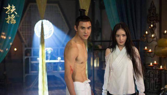 《扶摇》开启撕衣互撩模式,无极把扶摇的衣服撕出时