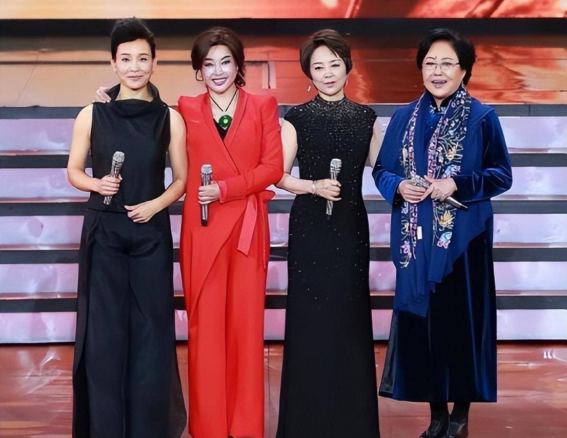 陈冲和大9岁刘晓庆同框,一身黑成小老太,70岁刘晓庆时尚似贵妇_显得