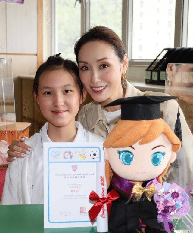 郭可盈林文龙女儿以优异成绩从小学毕业 夫妻俩开心参加毕业典礼_教育