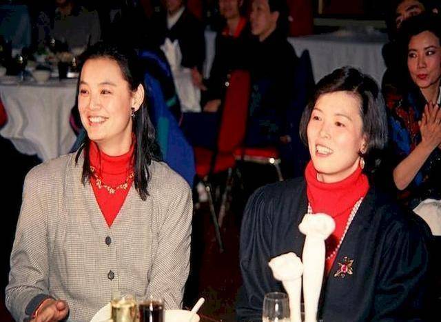 和爱人前男排队员侯晓非一同前往美国定居生活,他们育有两个孩子,一家