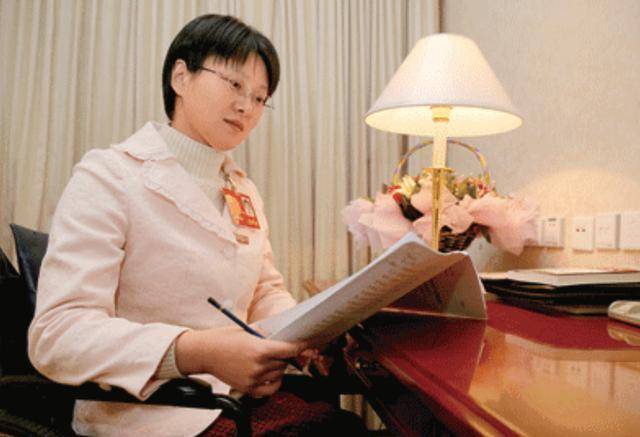 为了让侯晶晶像正常人一样的行走,生活.