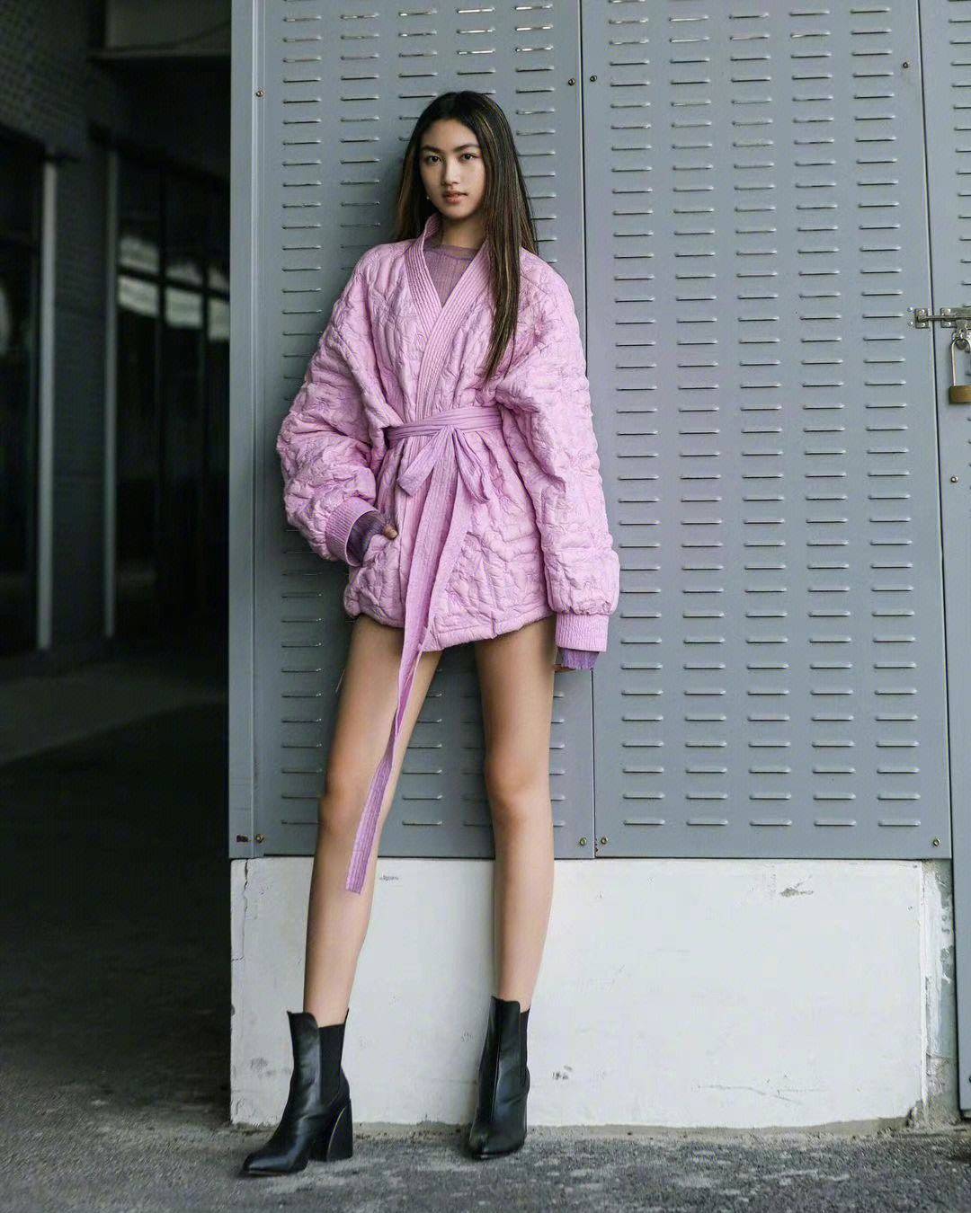 任达华女儿模特照曝光,一双长腿尺度傲人,丝毫不输欧美超模_任晴佳