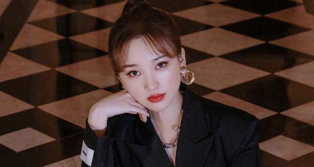 《浪姐》第一季已播完一年,有人赚得盆满钵满,有人继续在家抠脚_姐姐