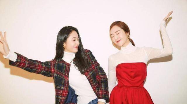 郑秀晶和姐姐合照,休闲格子装穿出高级感,冰山美人艳绝一方_郑秀妍