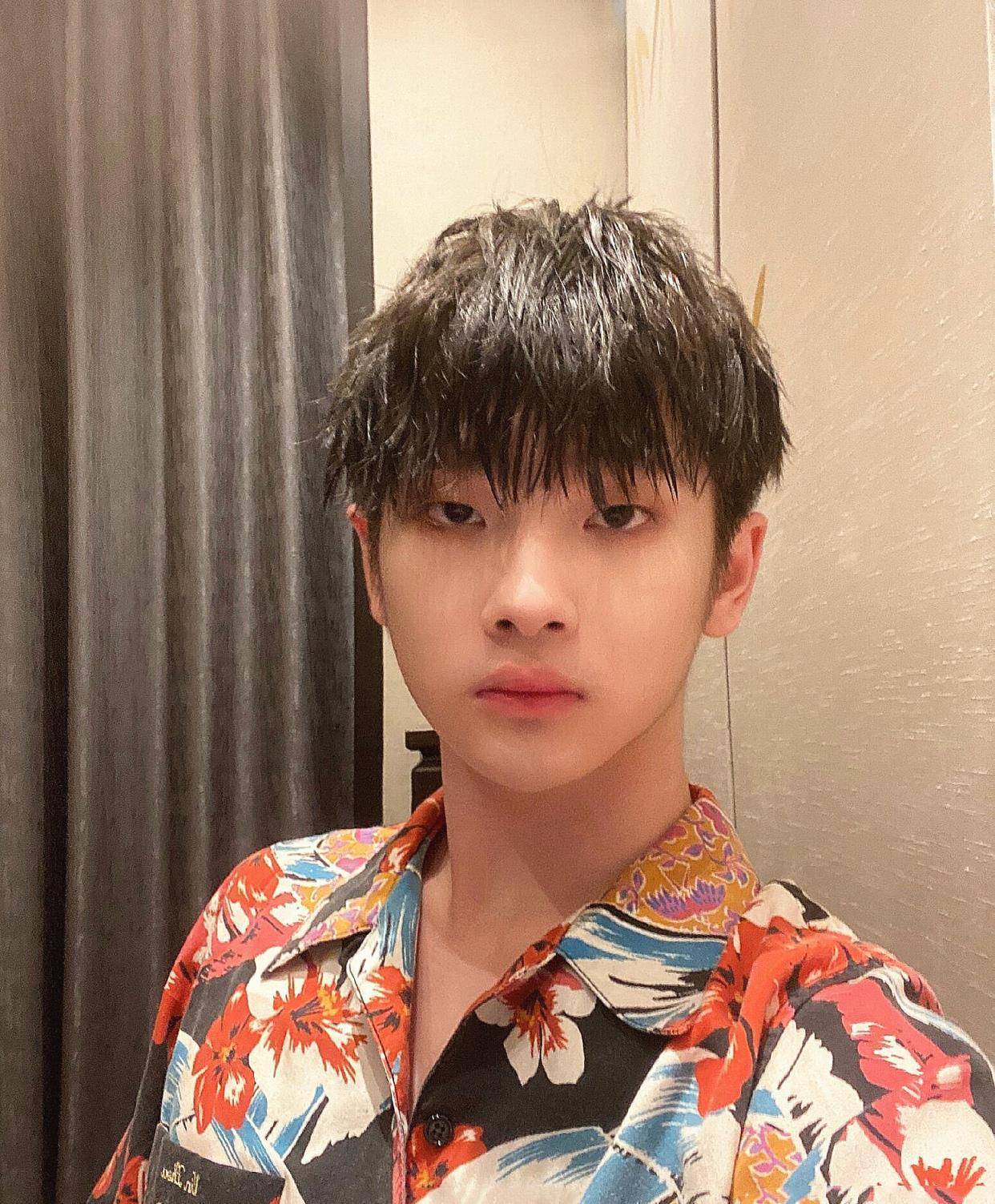 而周震南2019年参加《创造营2019》选秀成功,以高票