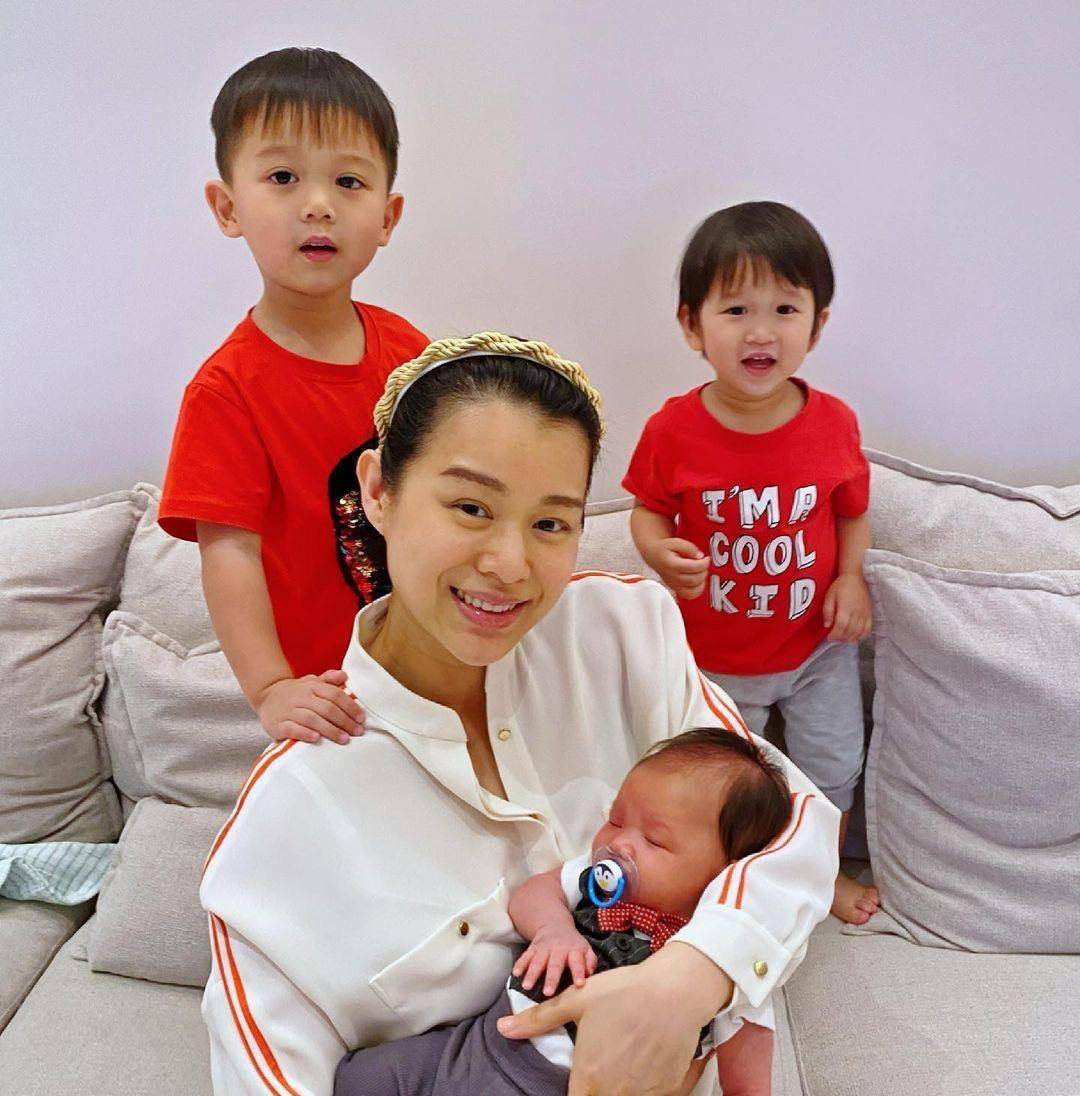 胡杏儿抱着小儿子奕宏,满脸甜蜜幸福,素颜出镜的她皮肤白皙,虽然脸上