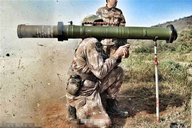 解放军步兵手中的火箭大炮:用了20多年的pf98式120毫米火箭筒
