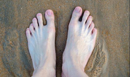 315曝光"脚踩酸菜",还有这5种食物必须用脚踩出来,你吃过几种_进行