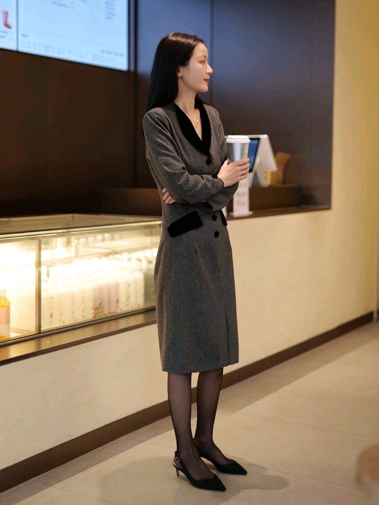 为什么某些珠宝店的员工要求穿黑色连裤袜?原因很简单_丝袜_专业_顾客