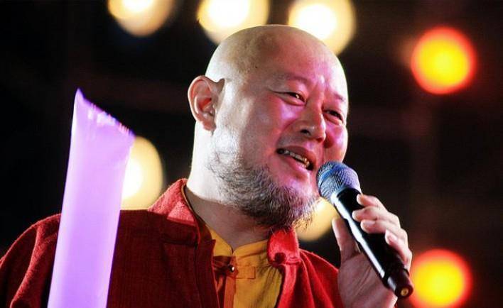 歌手火风婚礼现场献唱,59岁两鬓斑白显老态,却仍然到处演出_仲小萍