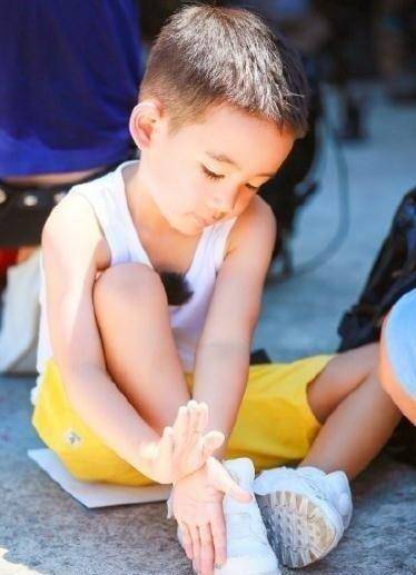 据了解,日前,应采儿的爸爸,晒出jasper卖萌照和粉丝告别,小春春太可爱