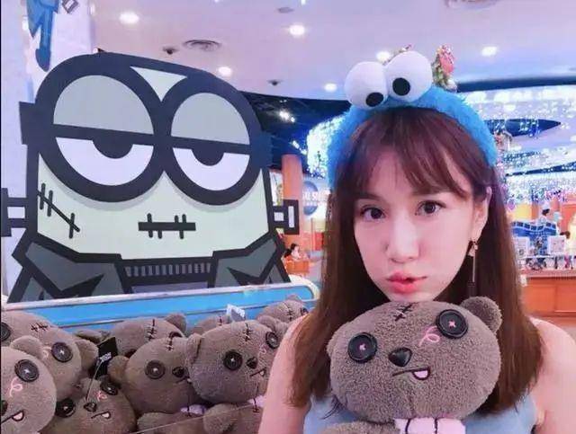 丫头接受男友求婚,以前追过的黑涩会美眉,你还记得吗?_组合_大牙_发展