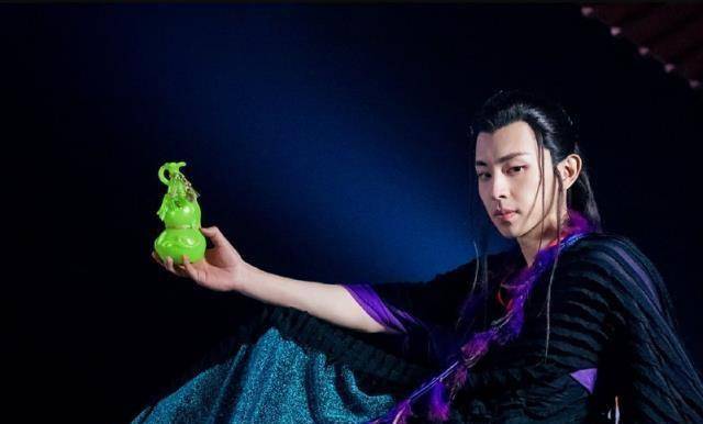 邓伦《封神演义》演子虚立flag,吊威亚发懵,演只狐狸真不容易_心思