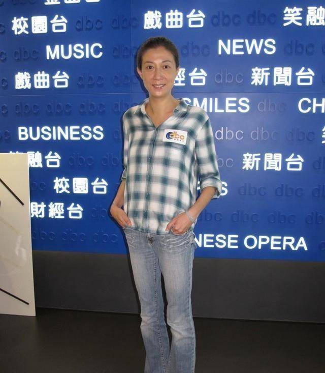 成龙前女友素颜太真实,虽然已经年近半百了,但看着还是挺美的_女性