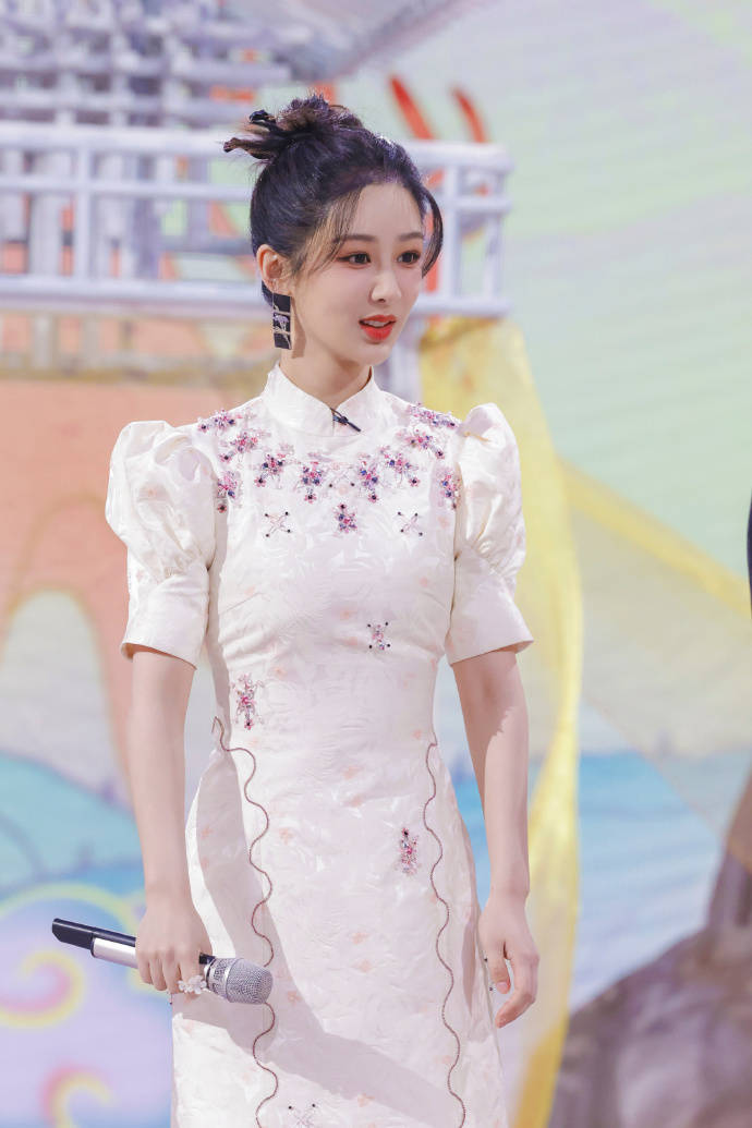 和毛晓彤撞衫,时尚又个性_节目_何炅_造型