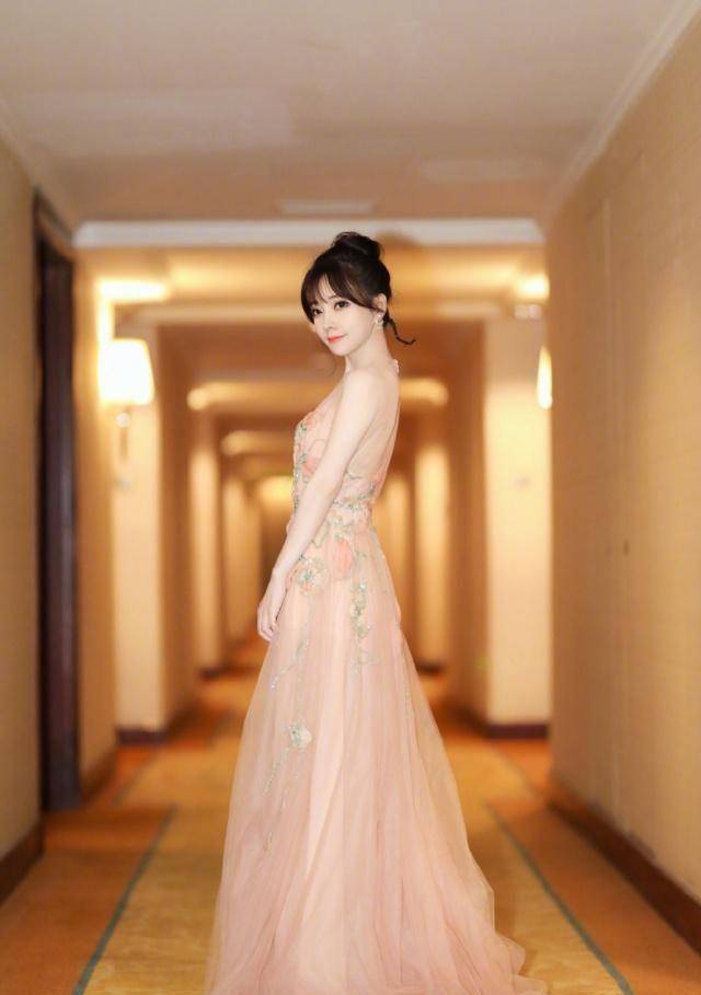 冯提莫真会凹造型,丸子头搭刺绣纱连衣裙减龄时髦,甜到掉牙_刘海_不