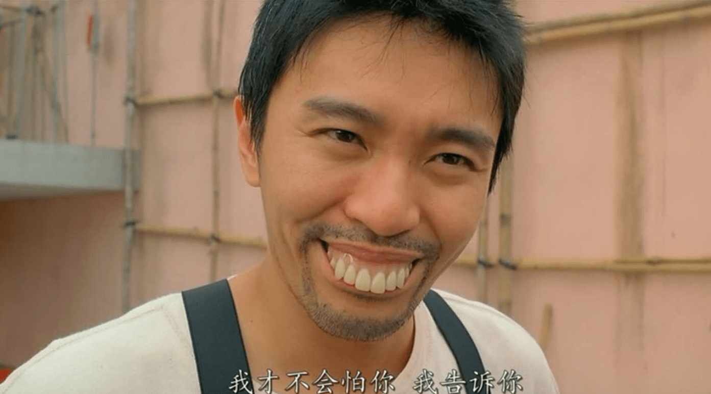 中前期出镜的周星驰不是戴着墨镜,就是戴着大龅牙,让习惯周星驰风格的