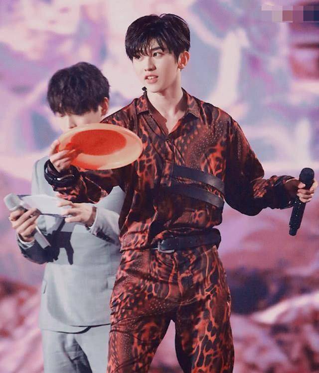 蔡徐坤还没有唱完,何老师就已经说谢谢,随后的临场反应堪称机智_表演