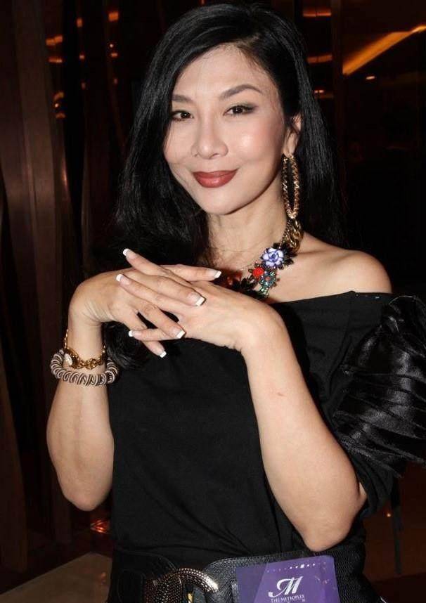 不愧影后,成龙,星爷都说她最性感,年轻时风情万种,现风韵犹存_吴家丽