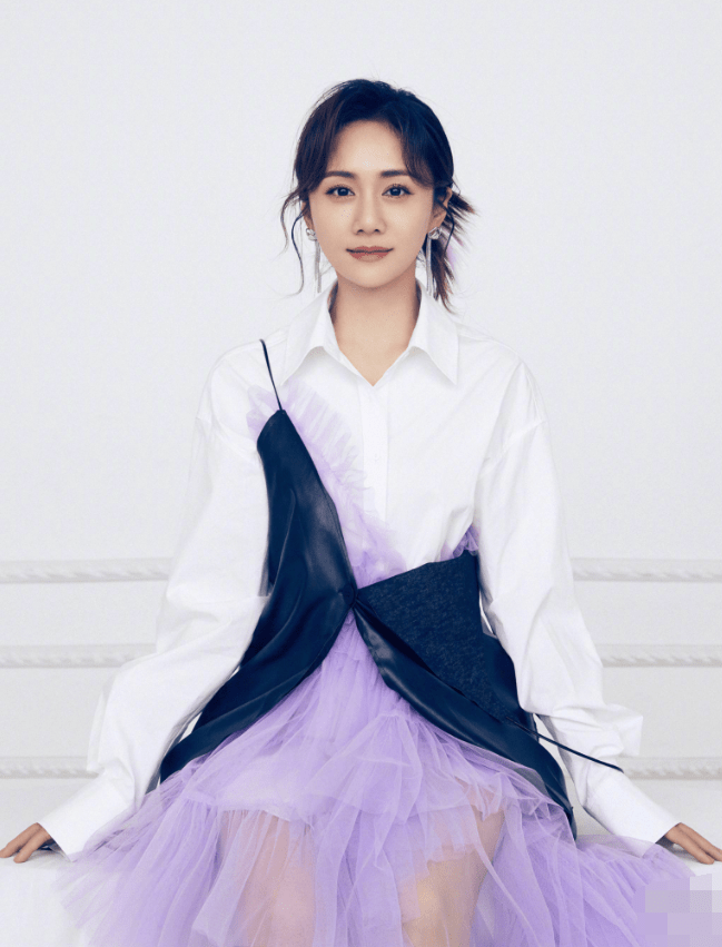 刘芸晒近照,一字肩修身连衣裙展现玲珑身段,气质也太好了吧!