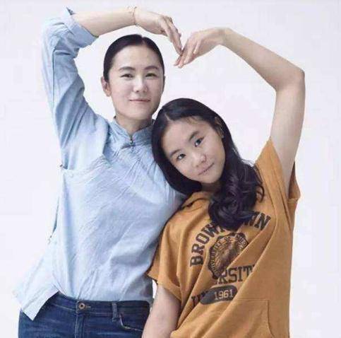 窦唯二女儿罕见晒写真照,满头蓝发,与姐姐窦靖童相貌神似_窦佳_王菲