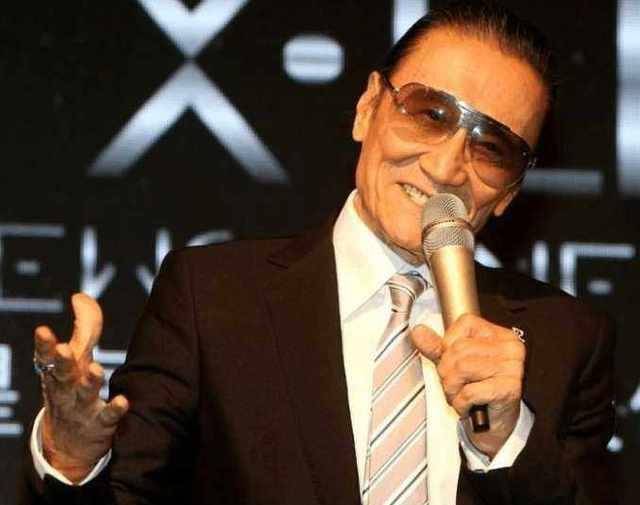 谢贤承认自己戴墨镜是为了防止走桃花运年纪大了火爆脾气不减_女友