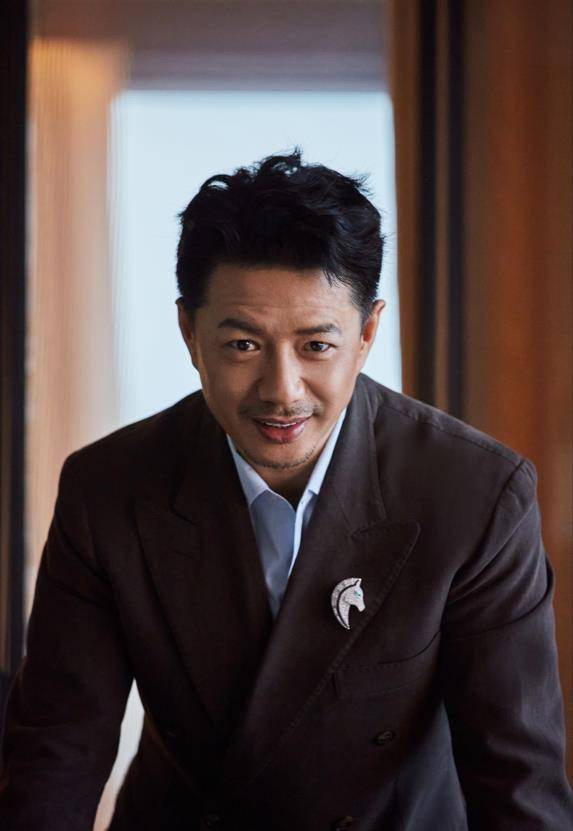 吕不韦段奕宏近况,油光满面眼袋厚重,看起来十分憔悴_手表_灯光_显得