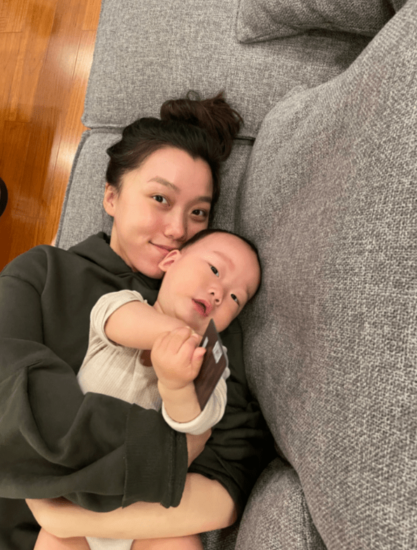 王斯然儿子满一周岁,晒一家三口照却遭gai冷漠对待,真崩了?
