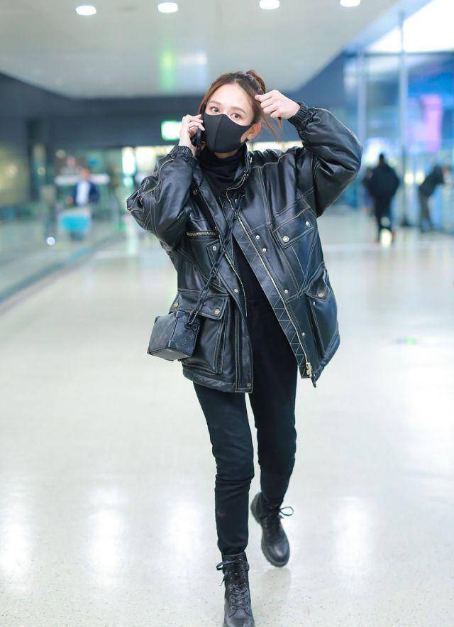 服了陈乔恩,扎丸子头穿黄色大衣明媚清爽,40岁还这么有少女感_颜色