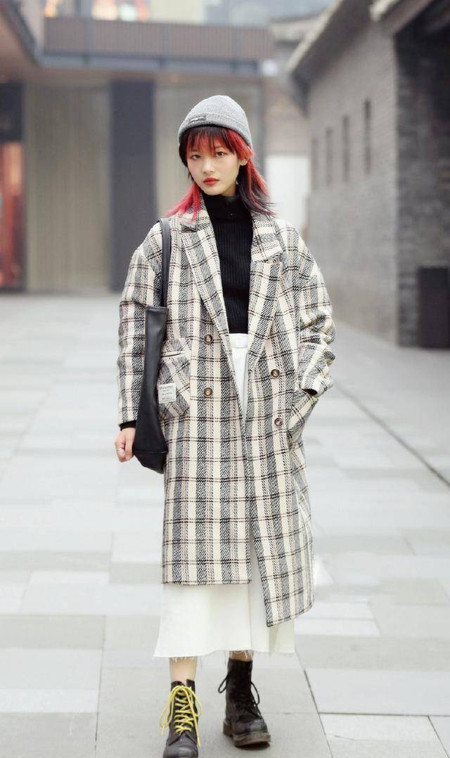 大学里穿惯了羽绒服,棒球衫,对于初入职场的小妹妹来水首选还是大衣