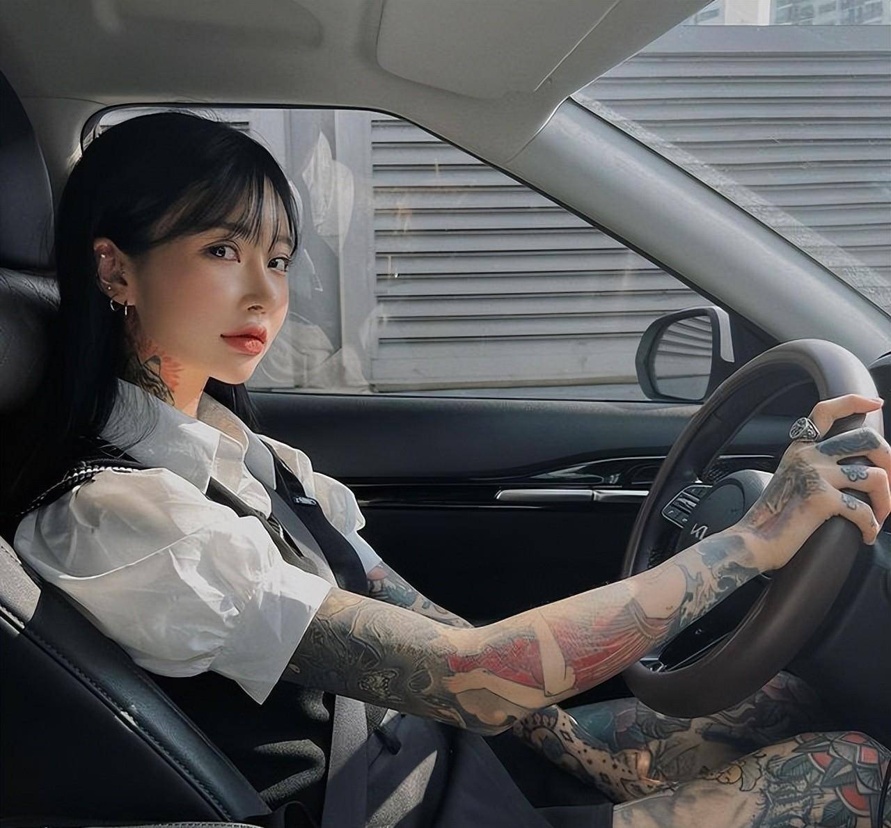 ahnlina,国外非常有名的辣妈纹身师_linaahn_气质_外国