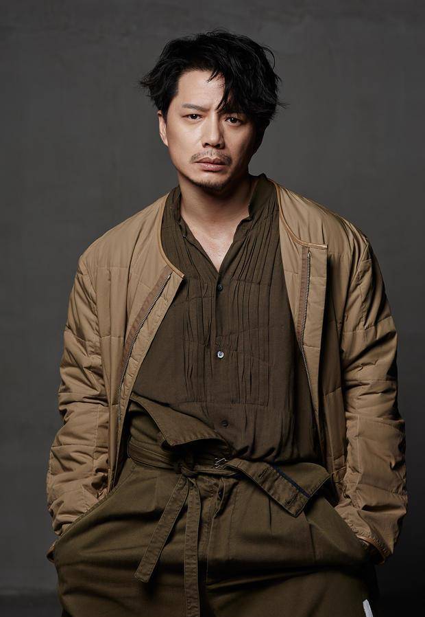 吕不韦段奕宏近况,油光满面眼袋厚重,看起来十分憔悴_手表_灯光_显得