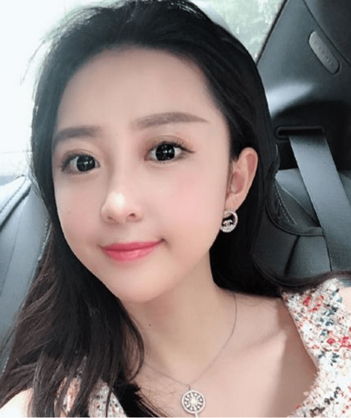 潘玮柏老婆晒写真照,被赞天使面孔魔鬼身材,撞脸王思聪的新女伴_宣云