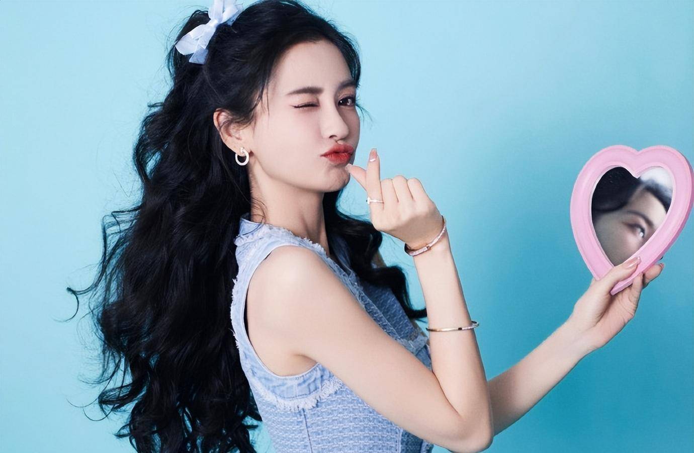 34岁baby状态超赞,穿短裙小白鞋清新甜美,扎双马尾卖萌好少女_杨颖