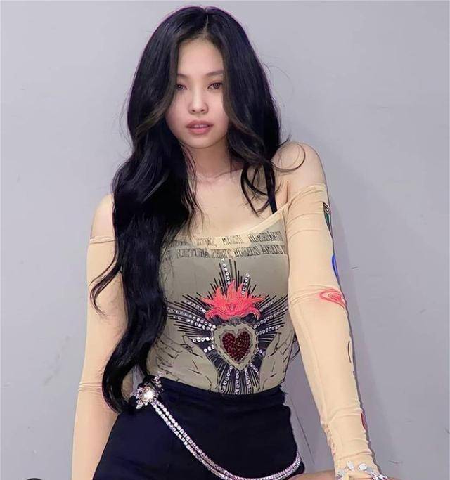 yg大门前现粉丝抗议卡车,要求保护jennie隐私,免受恶意攻击!