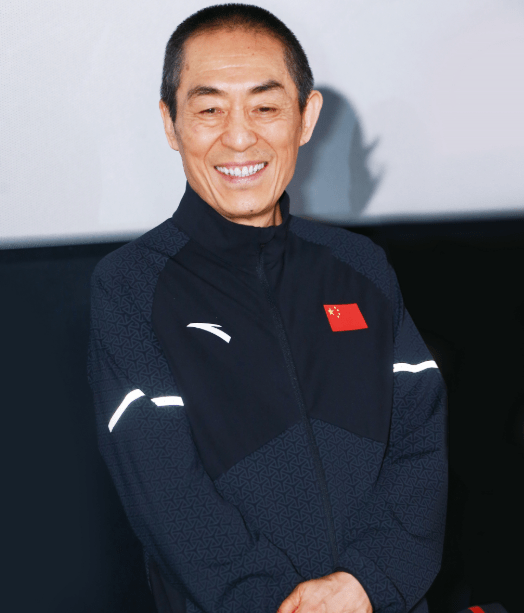 张艺谋近照快瘦成麻杆,脸色蜡黄和家人对比鲜明,长子撞脸常远_效果