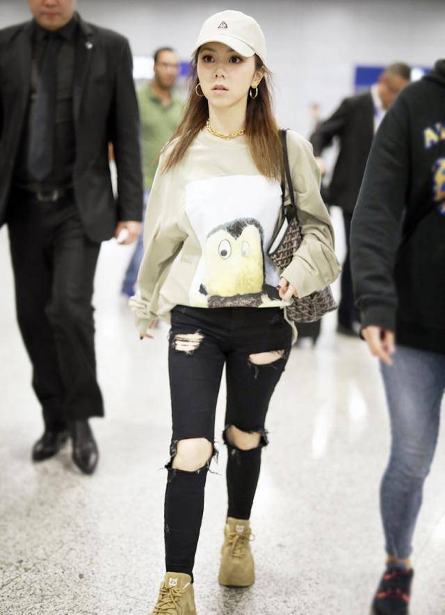 邓紫棋脏辫造型好嘻哈,穿印花黑t搭破洞牛仔裤,清爽又显瘦_下半身