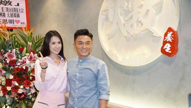 tvb爱国艺人杨明餐饮店遭受打击,与女友亲自送外卖,丝毫不尴尬_庄思明