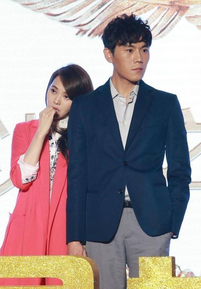 伊能静在老公面前好依人,粉色风衣套装甜美温柔,气质真不赖