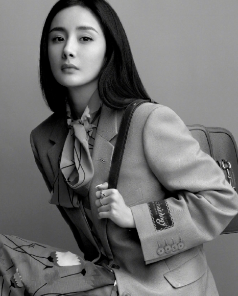 杨幂最新杂志封面大片,红裙妩媚西装干练潇洒,时尚美腿狂野时尚_红色