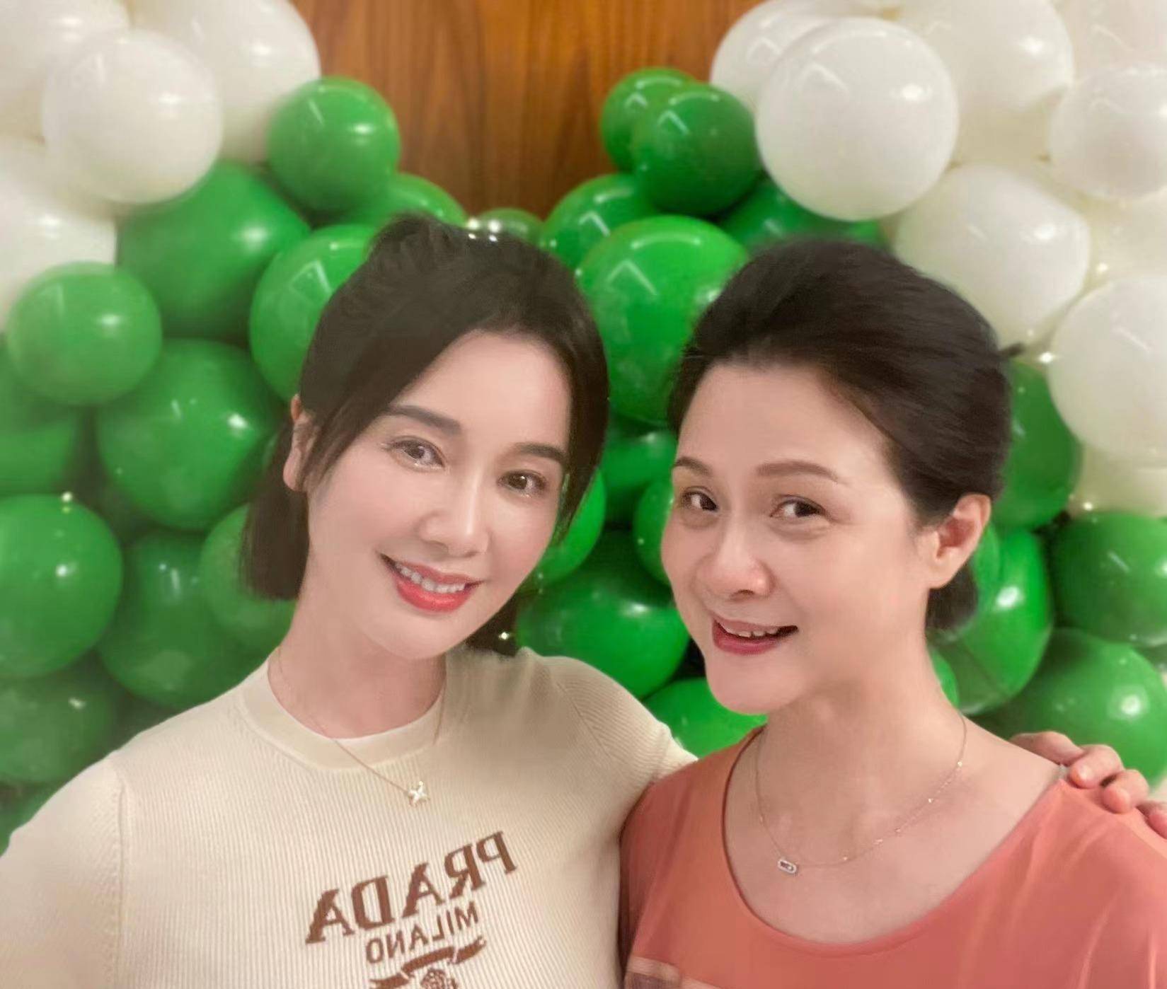 左小青晒46岁生日照,紧身针织衫藏不住好身材,整容后完全认不出_年龄