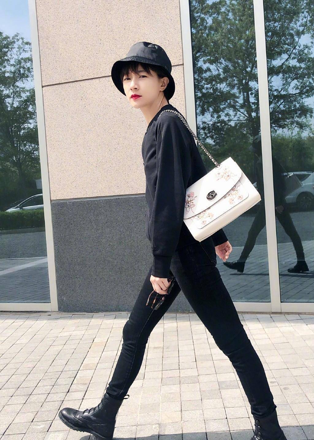 焦俊艳穿皮短裤秀奶糖腿,美到亲爸认不出_背心_形象_一身