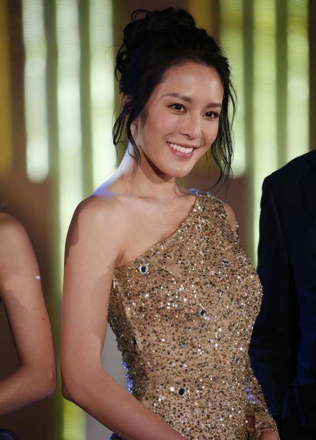 张曦文是2012年的国际中华小姐冠军,一度被形容为"靓得离地",意思就是