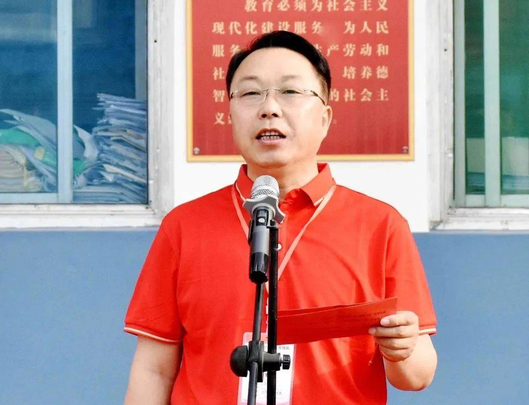 高考出征,陈俊杰校长及校领导为高三学子加油壮行老师走进学生宿舍