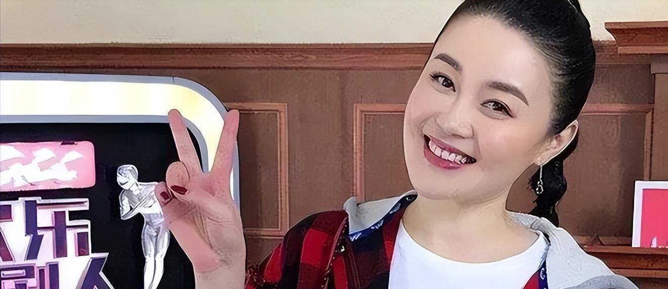 关婷娜:被赵本山捧红,却因"身材太好"深陷绯闻,40岁未婚_角色_化妆品
