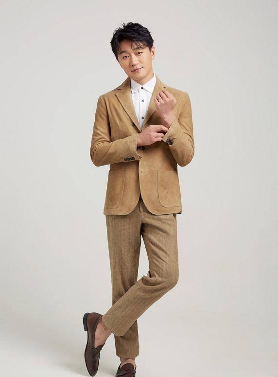 蔡徐坤和刘昊然两大鲜肉,竟然输给了大叔佟大为?_感觉_夹克_阳光